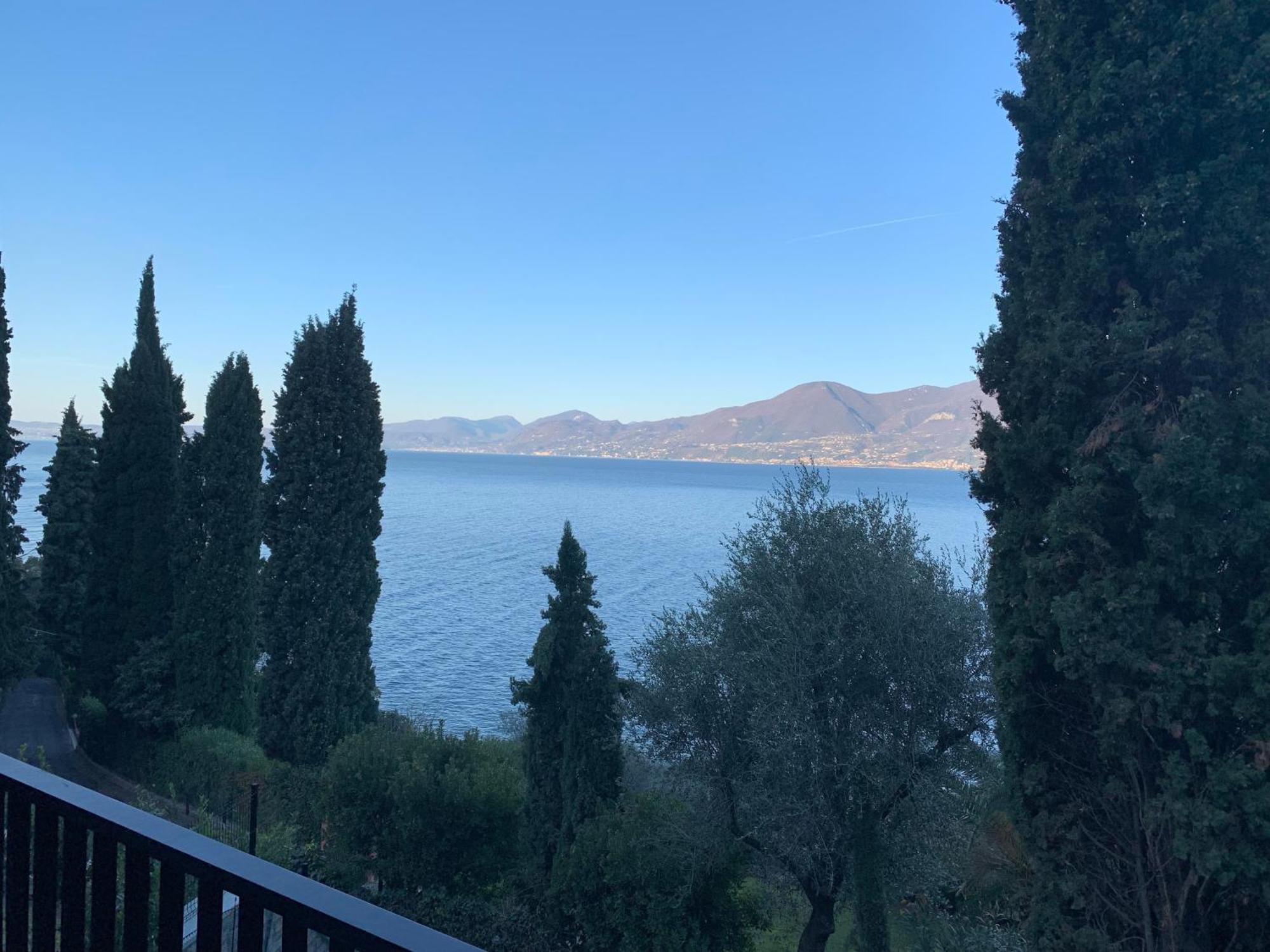 3 Zimmer Apartment Am Gardasee Mit Traumhaften Seeblick Und Pool In Torri Del Benaco Exterior photo