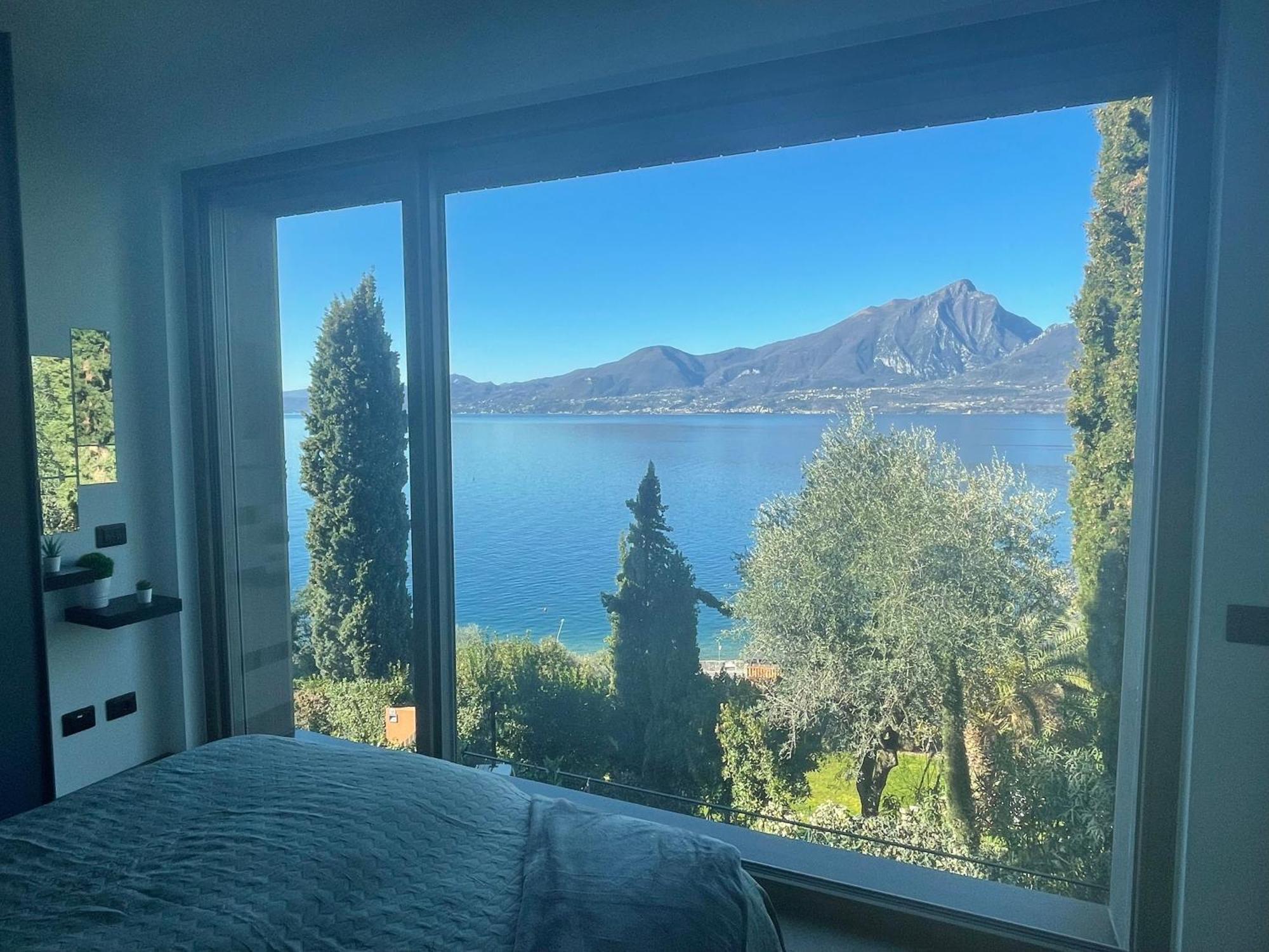 3 Zimmer Apartment Am Gardasee Mit Traumhaften Seeblick Und Pool In Torri Del Benaco Exterior photo