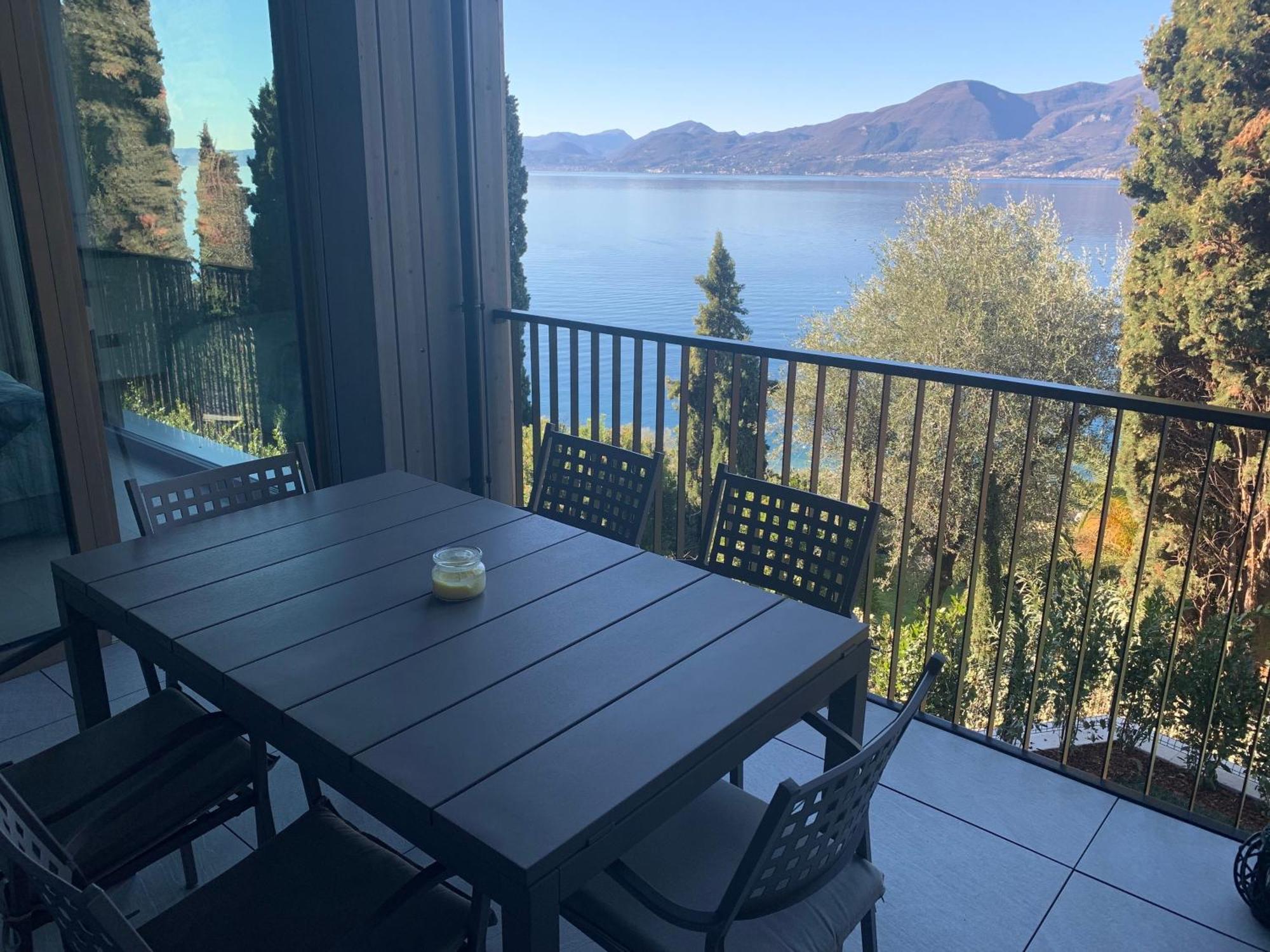 3 Zimmer Apartment Am Gardasee Mit Traumhaften Seeblick Und Pool In Torri Del Benaco Exterior photo